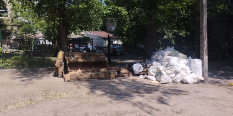 У Запоріжжі сусіди поскаржились на чоловіка, який влаштував будівельне сміттєзвалище – подробиці | Новости Запорожья