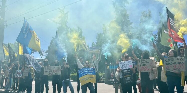 У Запоріжжі відбувся пікет на підтримку полонених захисників Маріуполя – деталі | Новости Запорожья