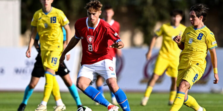 Украина U-17 по футболу проиграла Чехии и вылетела из Евро-2024