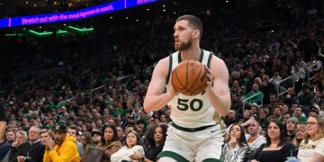 Українці за кордоном: Михайлюк провів рекордний матч в плей-оф НБА, Мироненко набрав 13 очок в Естонії – Федерація баскетболу України