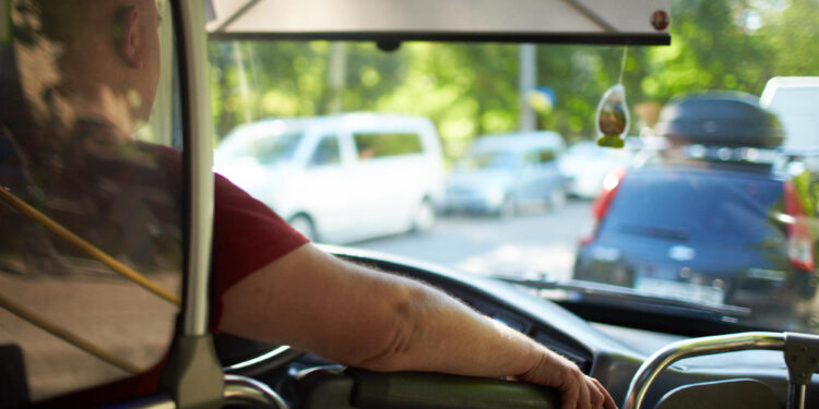 В Івано-Франківську бракує водіїв комунального транспорту: охочих запрошують на роботу