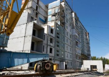 В Умані продовжують відбудовувати пошкоджену ворожою ракетою багатоповерхівку