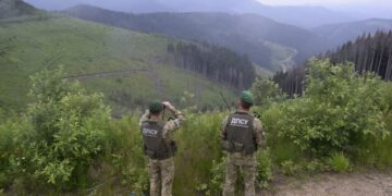 Житель Хмельниччини хотів перейти горами до Румунії та завадив гелікоптер прикордонників —Хмельнитчина