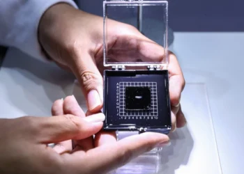 Вчені розробили універсальний, програмований та багатофункціональний фотонний чіп — ТЕХНОЛОГИИ