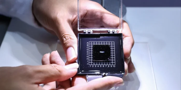 Вчені розробили універсальний, програмований та багатофункціональний фотонний чіп — ТЕХНОЛОГИИ