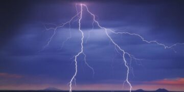 Блискавка влучила в будинок на Тернопільщині – почалась пожежа