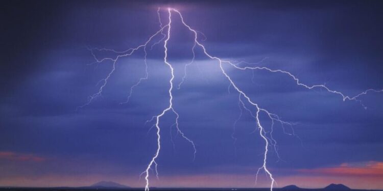 Блискавка влучила в будинок на Тернопільщині – почалась пожежа