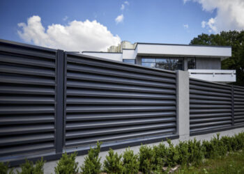 Как выбрать и купить секционный забор-жалюзи от MostAsia