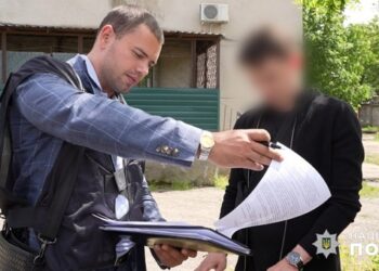 Держвиконавець пообіцяв одеситці вплинути на колегу за тисячу доларів