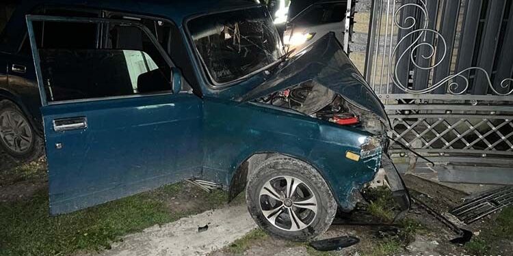 ДТП на Тернопільщині: ВАЗ влетів у ворота подвір’я