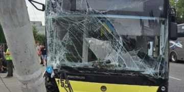 ДТП з тролейбусом у Львові: на Стрийській водій втратив керування
