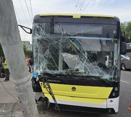 ДТП з тролейбусом у Львові: на Стрийській водій втратив керування