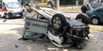 Двоє поліцейських постраждали у ДТП : авто перекинулось на дах