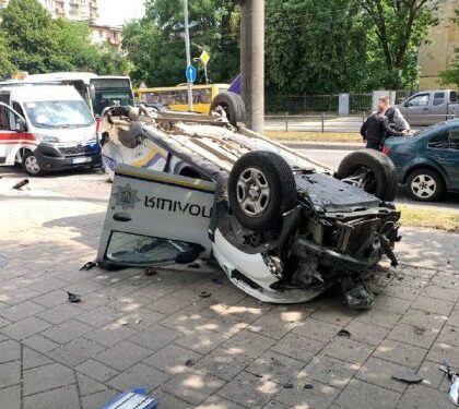 Двоє поліцейських постраждали у ДТП : авто перекинулось на дах