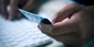 Двоє шепетівчан потрапили на гачок шахраїв по класичній нині схемі —Хмельнитчина