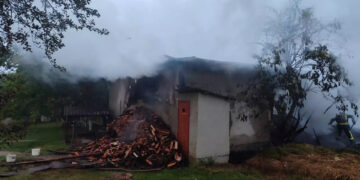 Горіли господарська споруда й автомобіль: вогнеборці ліквідували пожежу в Калуському районі  (ФОТОФАКТ)