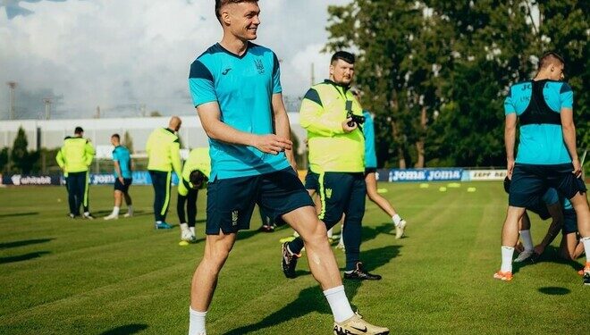 Игроков сборной Украины по футболу атаковали болельщики во время открытой тренировки