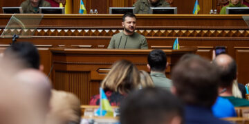 КМІС: 64% мешканців заходу за конструктивну критику влади, майже третина — за жорстку