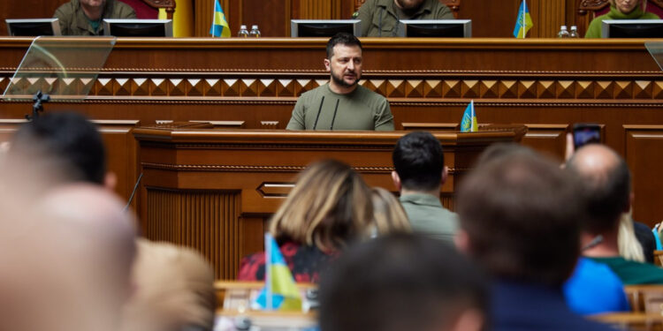 КМІС: 64% мешканців заходу за конструктивну критику влади, майже третина — за жорстку