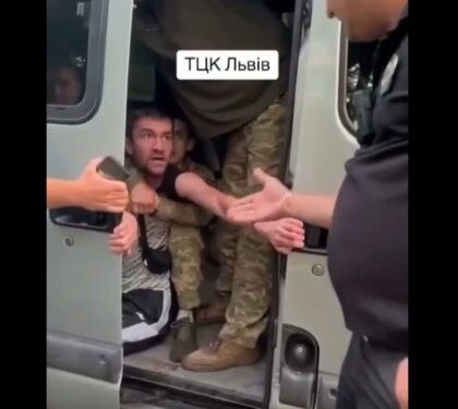 Конфлікт з ТЦК у Львові: чоловік провокував військових на Замковій