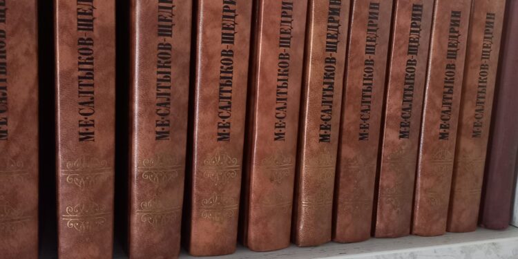 Мама полеглого воїна скаржиться на російську літературу у рівненській кав’ярні