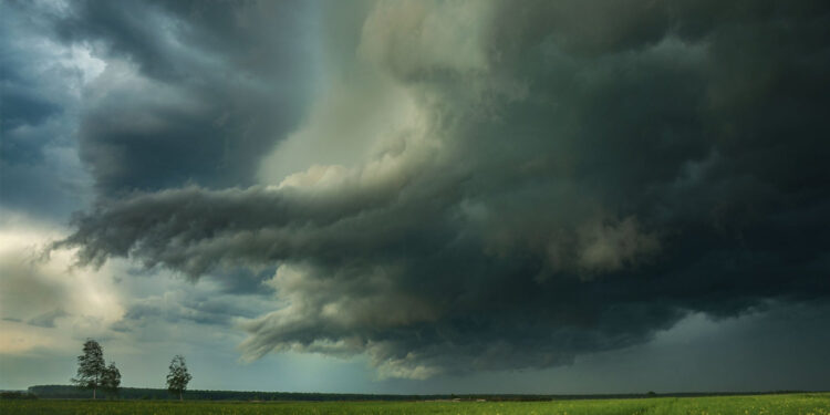 Мешканців Прикарпаття попереджають про небезпечні метеорологічні явища