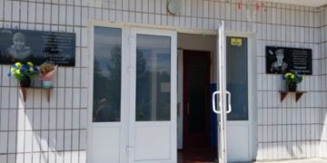На Лисянщині жителі обурилися через закриті шторами меморіальні дошки у одній зі шкіл