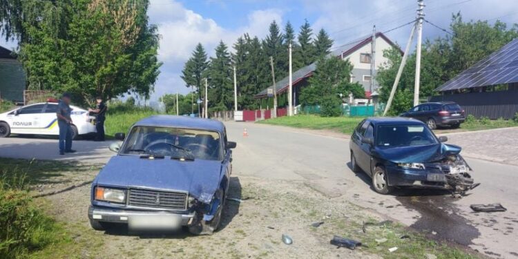 На Шепетівщині зіткнулись два автомобілі: один з водіїв у лікарні —Хмельнитчина