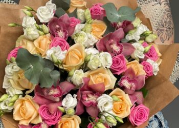 Квіти в коробці та кошику: оригінальні ідеї та поради