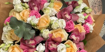 Квіти в коробці та кошику: оригінальні ідеї та поради