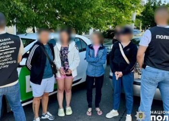 Поліція затримала організаторку фіктивного шлюбу відмовника та багатодітної
