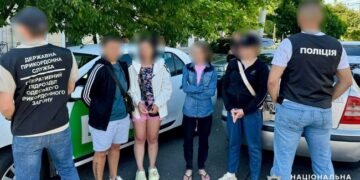 Поліція затримала організаторку фіктивного шлюбу відмовника та багатодітної