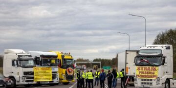 Поляки заблокують рух вантажівок у ППр «Рава-Руська – Гребенне» |  |