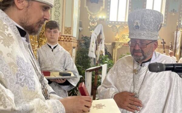 Протоієрея Мирослава Ожибка нагородив орденом Епіфаній