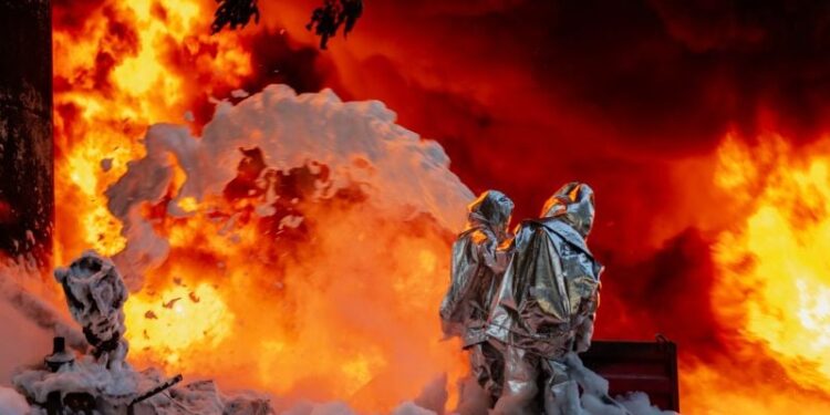 Рятувальники Хмельниччини показали як ліквідовували пожежу після ворожої атаки —Хмельнитчина