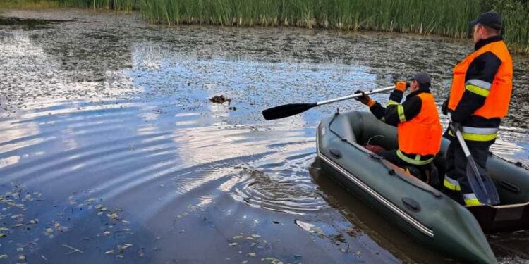 Шепетівські надзвичайники вилучили з водойми тіло потопельника —Хмельнитчина