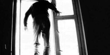 У Черкасах чоловік вистрибнув із восьмого поверху