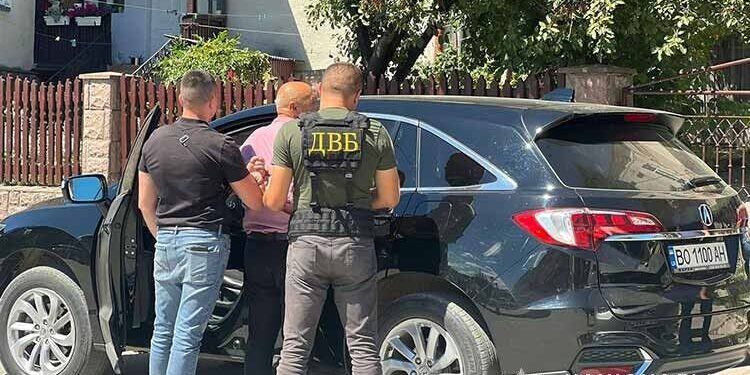 У Чорткові затримали директор навчального закладу на хабарі