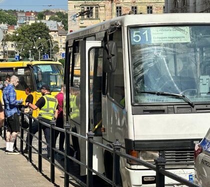 У Львові маршрутка збила дитину: 11-річний хлопчик помер у реанімації