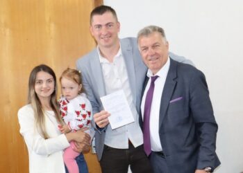 У Монастирищі медик отримав ордер на квартиру