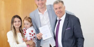 У Монастирищі медик отримав ордер на квартиру