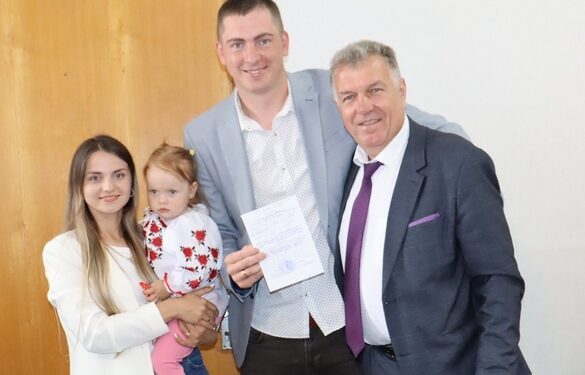 У Монастирищі медик отримав ордер на квартиру