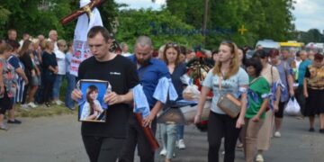 У Шполі попрощалися із дівчинкою, яку нещодавно вбили