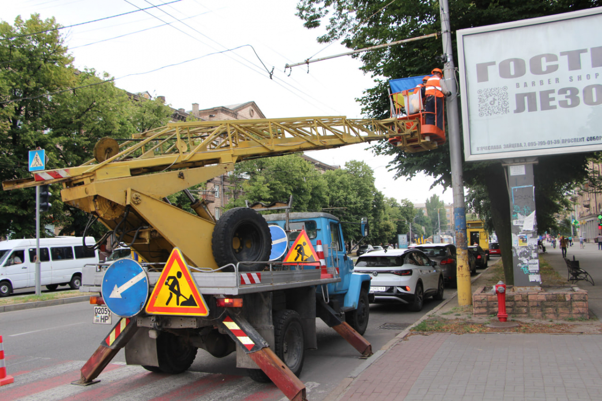 До Дня Конституції - головний проспект Запоріжжя прикрасить тисяча прапорів (фото)