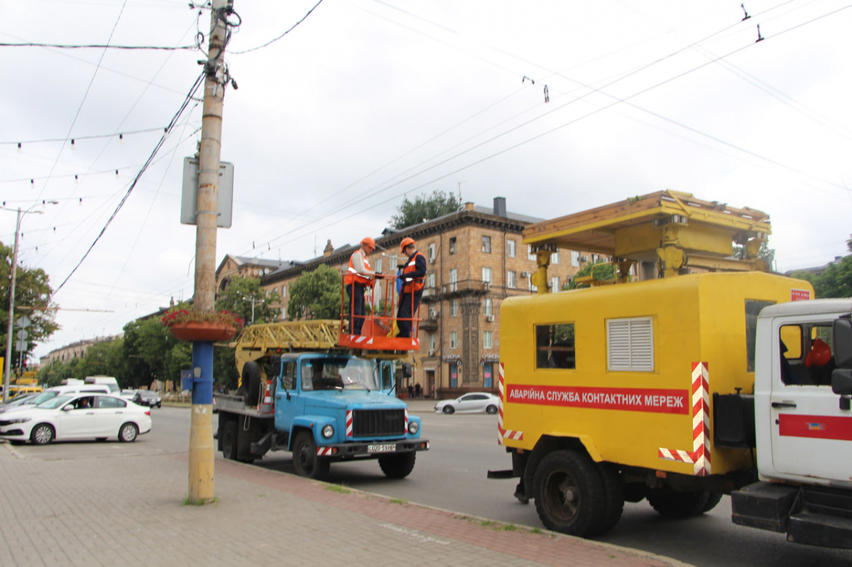 До Дня Конституції - головний проспект Запоріжжя прикрасить тисяча прапорів (фото)