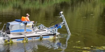 У Звягелі потужною амфібією чистять Случ від рослинності | Журнал Житомира