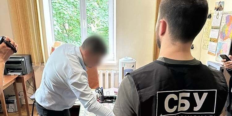 Вимагав гроші у спортсменів за довідки – затримали чиновника