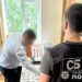 Вимагав гроші у спортсменів за довідки – затримали чиновника
