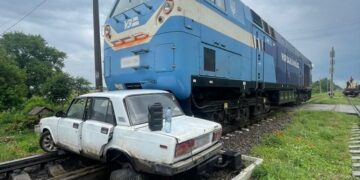 Водій напідпитку зіткнувся з тепловозом: поліцейські склали два протоколи —Хмельнитчина