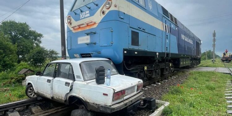 Водій напідпитку зіткнувся з тепловозом: поліцейські склали два протоколи —Хмельнитчина